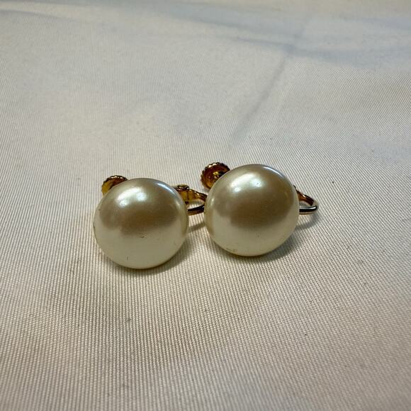 Vintage Marvella Gold Tone Faux Pearl Screw Back Earrings Pat. 3176475 USA - Picture 1 of 7